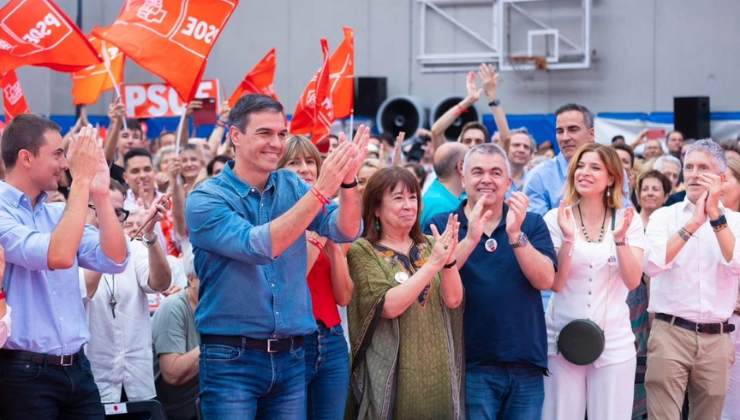 pedro sánchez en campaña electoral con look total denim