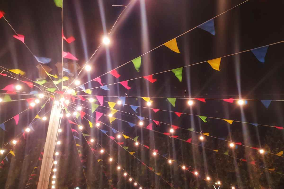 fiesta de pueblo con luces y banderitas