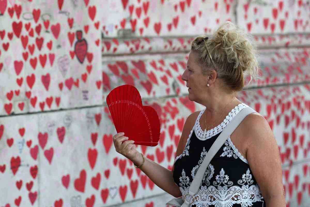 Mujer con un abanico de corazón