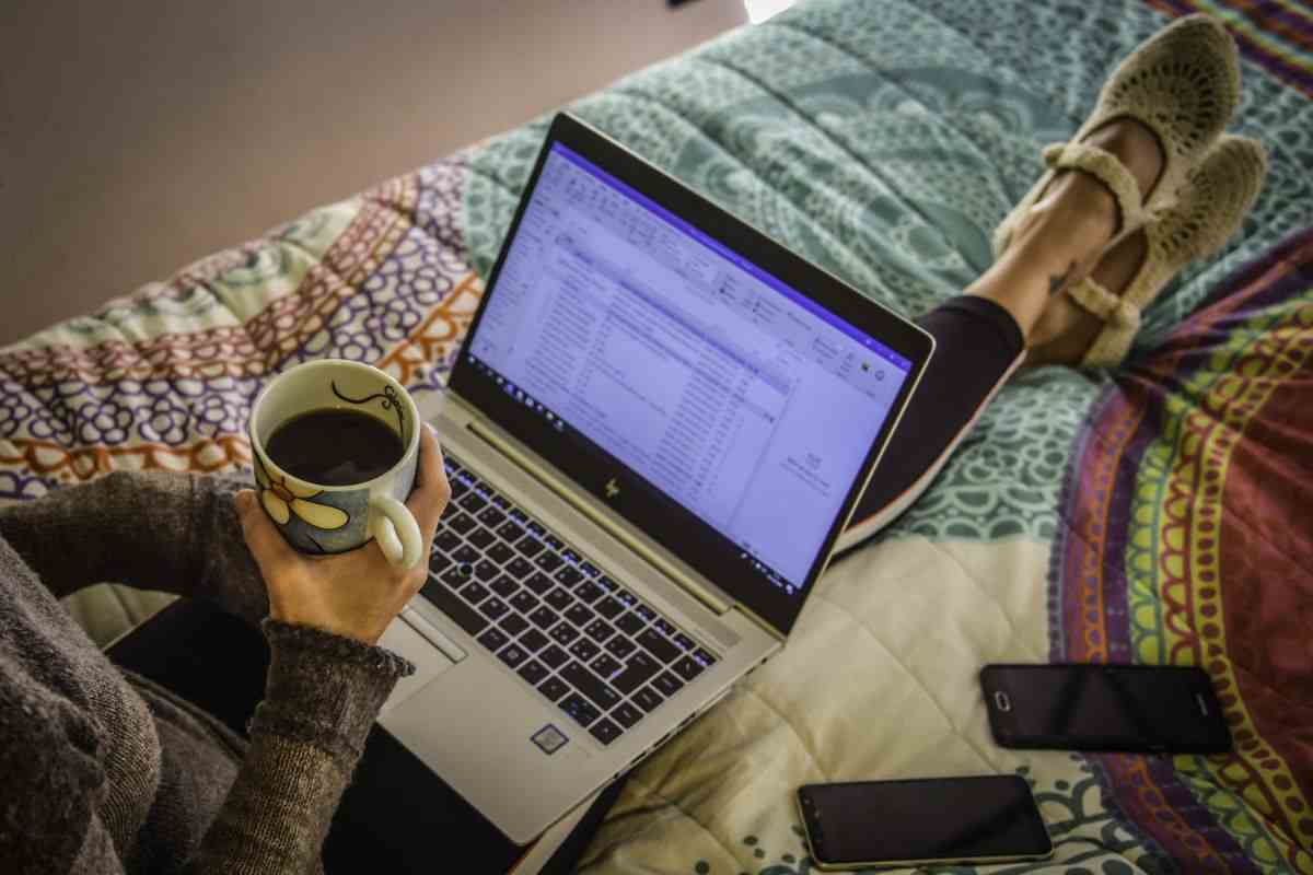 Mujer sin pareja en la cama