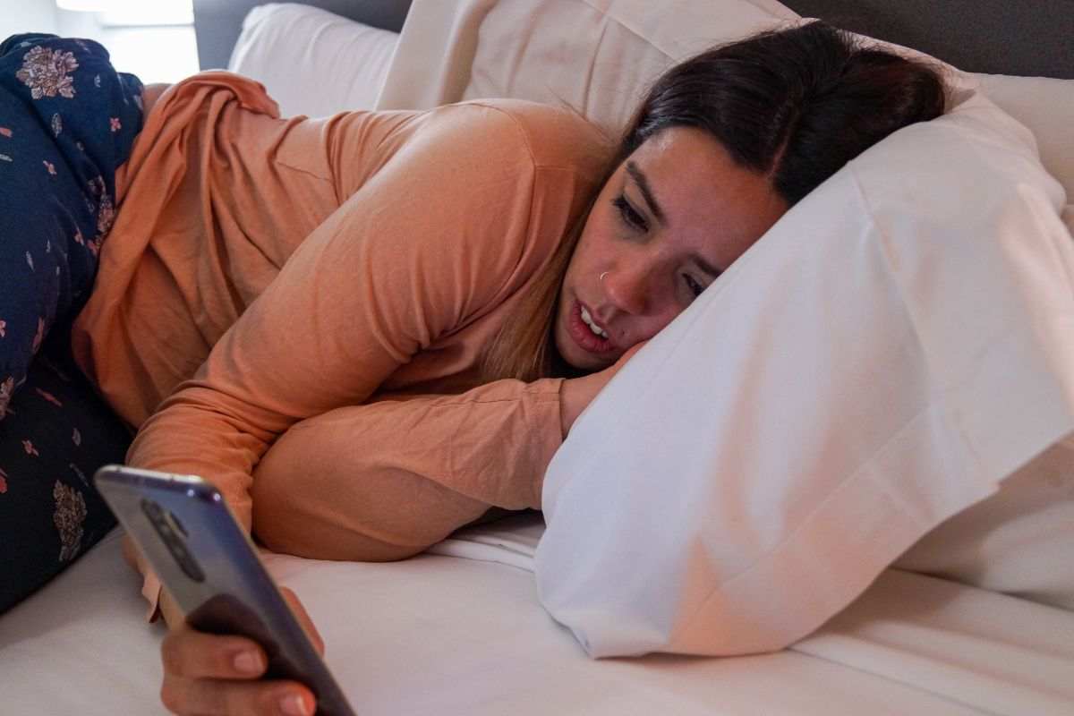 5 razones para no coger el móvil en la cama