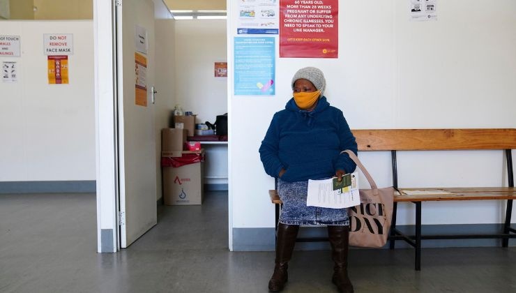 Mujer espera su turno en el hospital