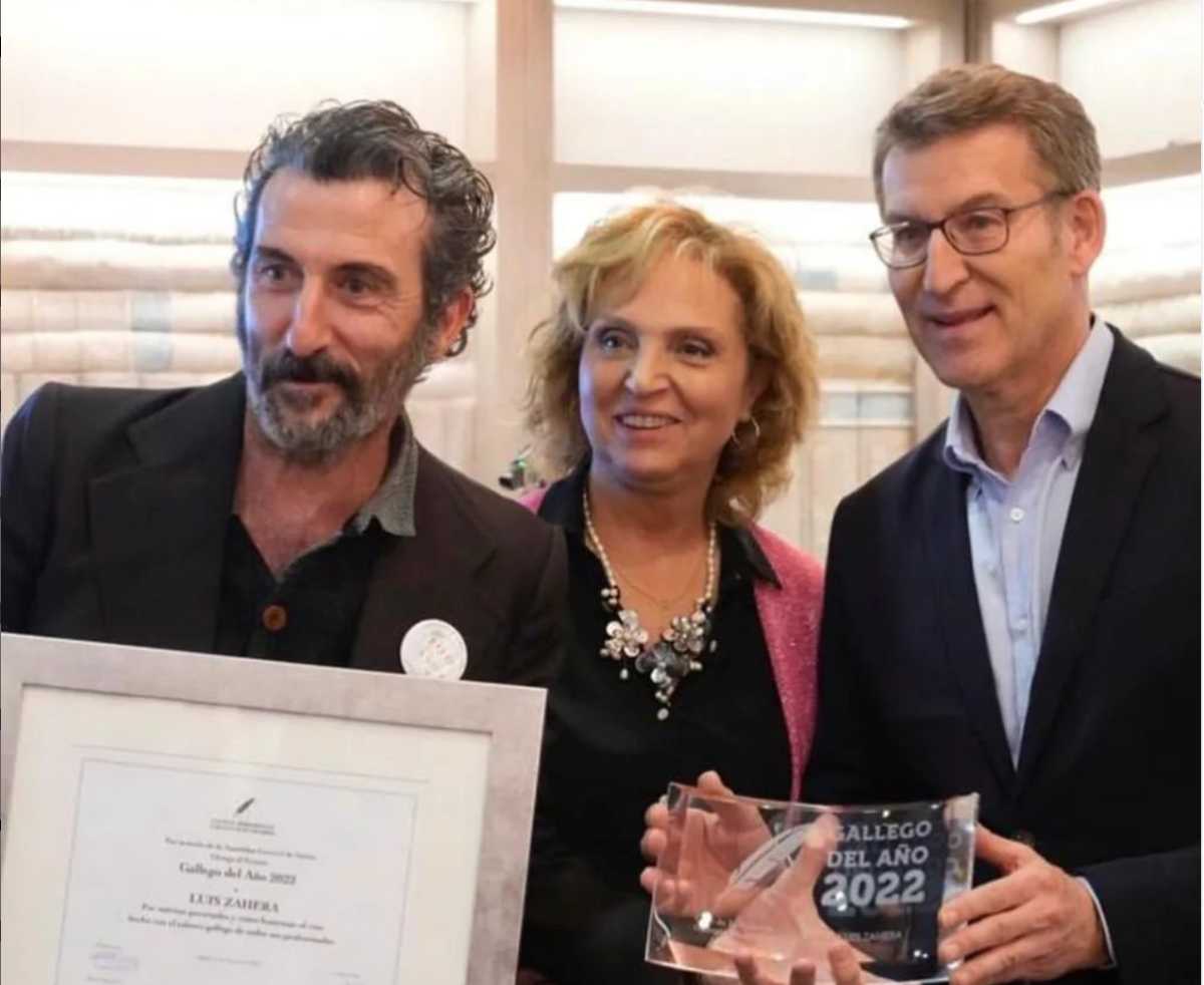 Luis Zahera recibe un premio de manos de Alberto Nuñez Feijóo.