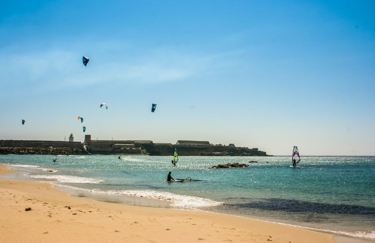 Disfruta de una ruta por la playa en otoño