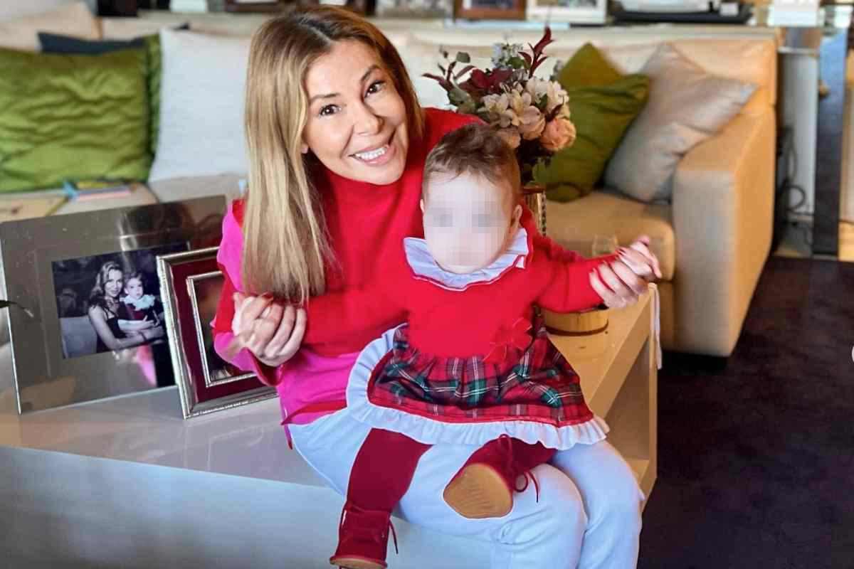 Ana Obregón posa con su nieta estas Navidades