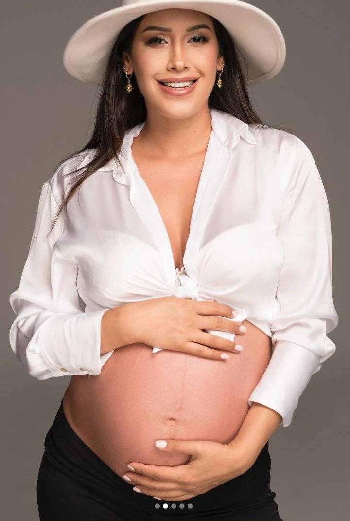 Gabriel Guillén posa embarazada.
