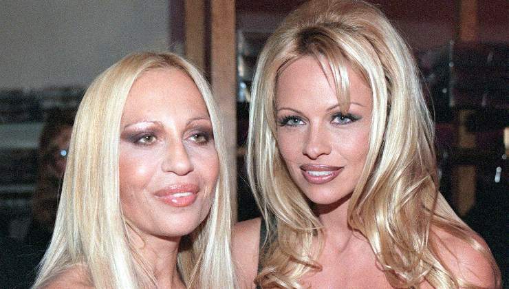 Donatella Versace, a la izquierda , y Pamela Anderson, a la derecha, son dos iconos de las operaciones estéticas.