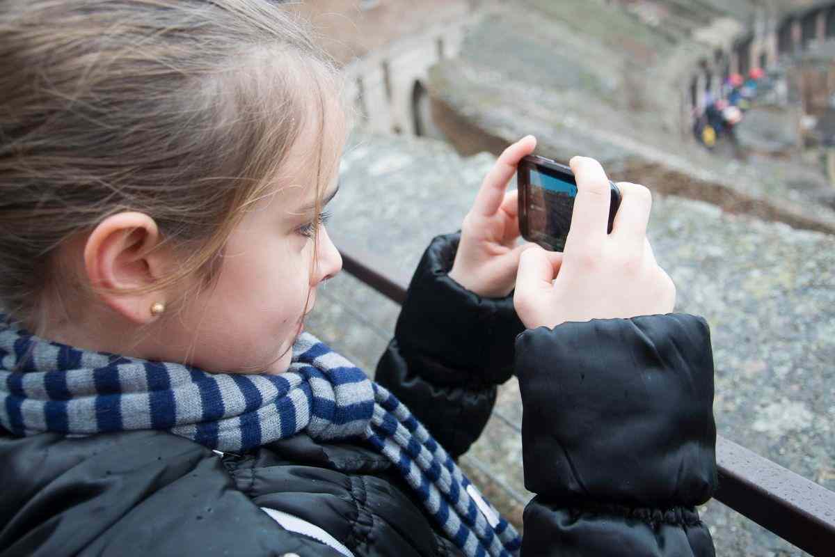 La larga exposición a las pantallas puede generar problemas sensoriales en los niños