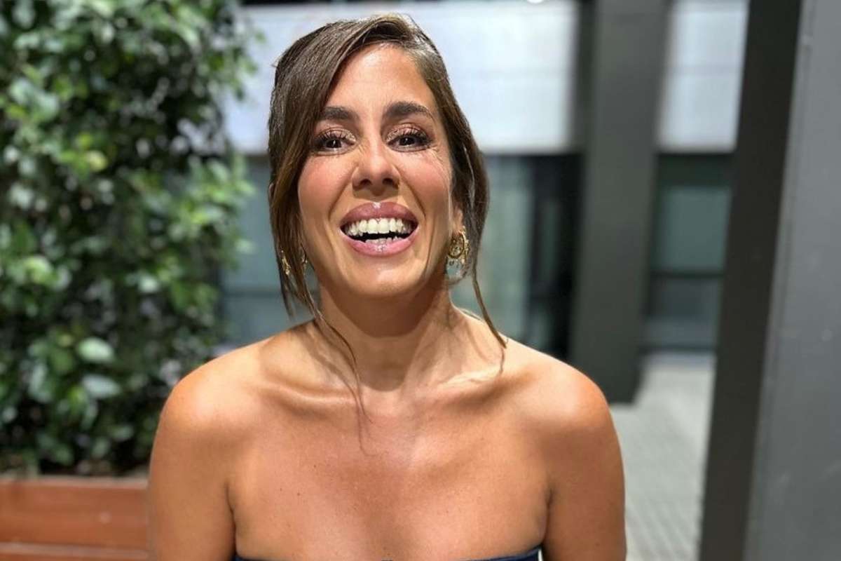 Anabel Pantoja sufre el robo de su bolso.