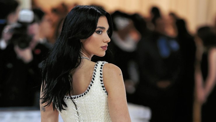 Dua Lipa en la gala benéfica en el Met Gala.