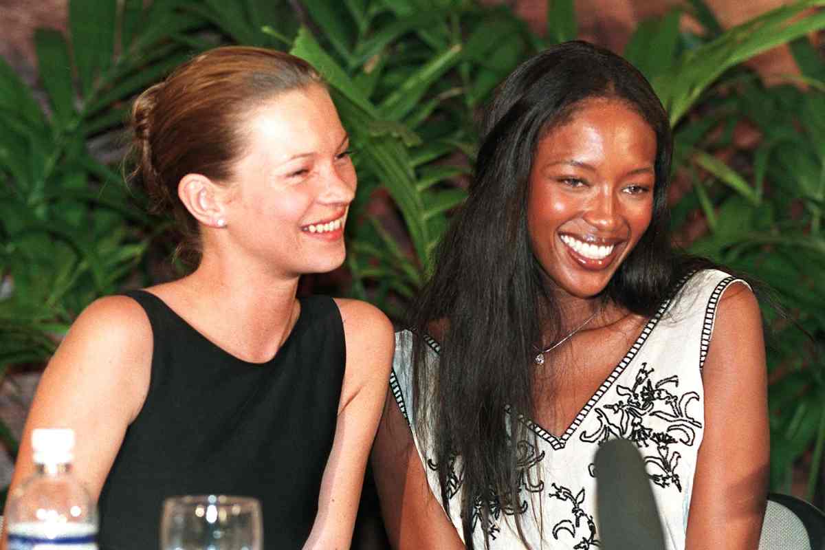 Kate Moss, a la izquierda, junto con Naomi Campbell, a la derecha, en una cena en la década de los novena.