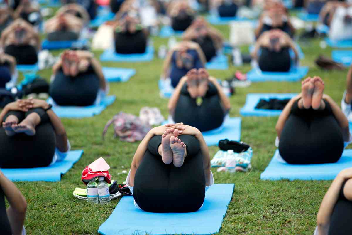 Mujeres embarazadas practican yoga en un parque de Berlín.