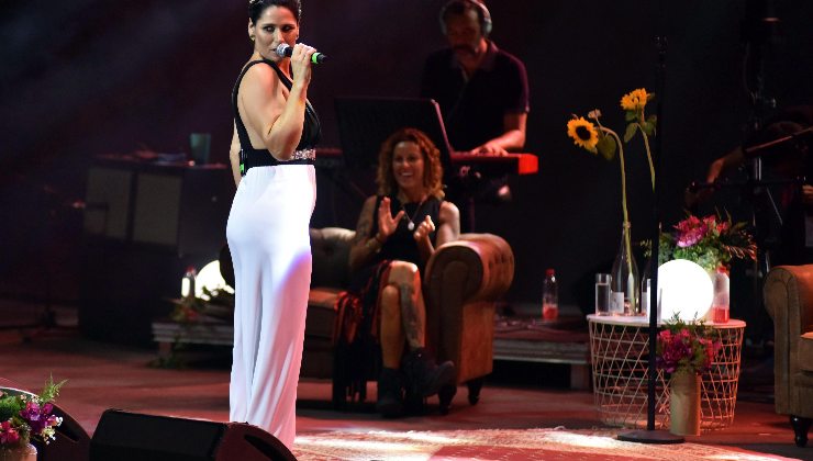 Rosa López durante una gala de televisión con invitados.