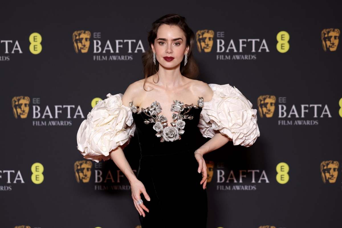 alfombra roja BAFTA 2024 Lily Collins look vestido 