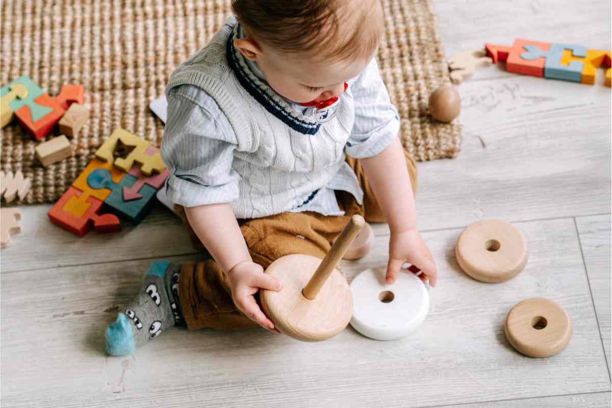 Bebe juega con un instrumento de madera y descubre los sonidos.