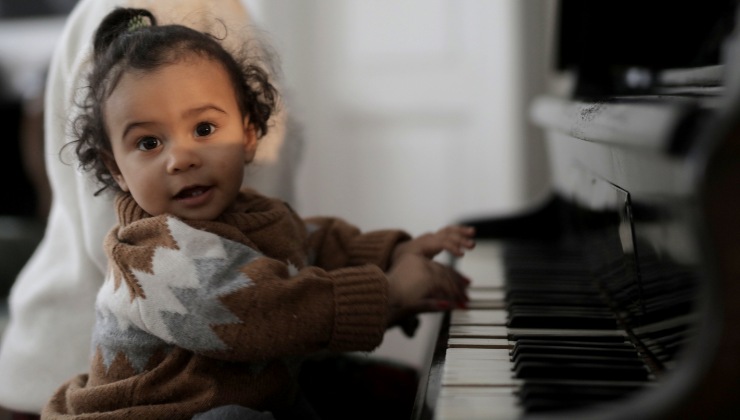 Bebe toca el piano.