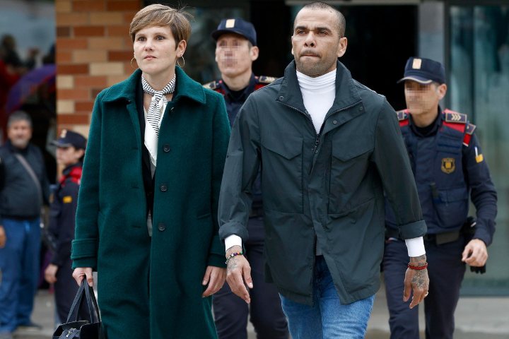 Dani Alves junto a su abogada, Inés Guardiola.