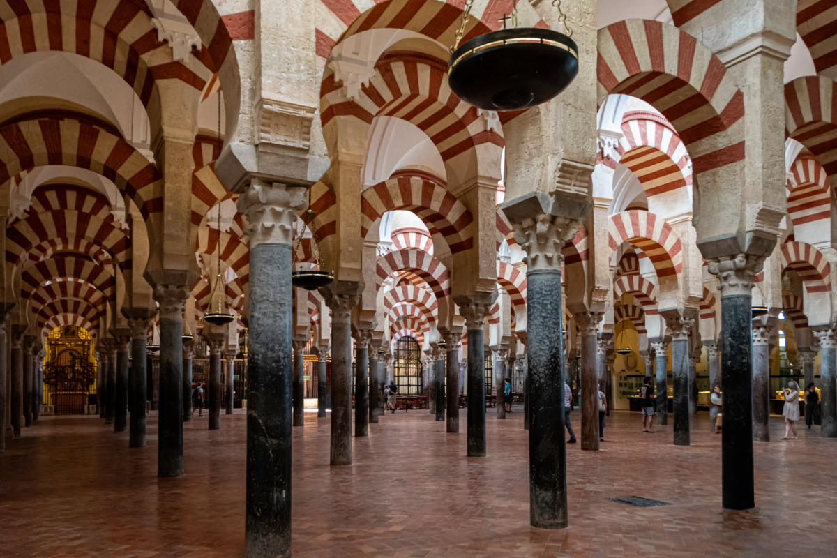 Panorámica de los arcos de la mezquita de Córdoba.