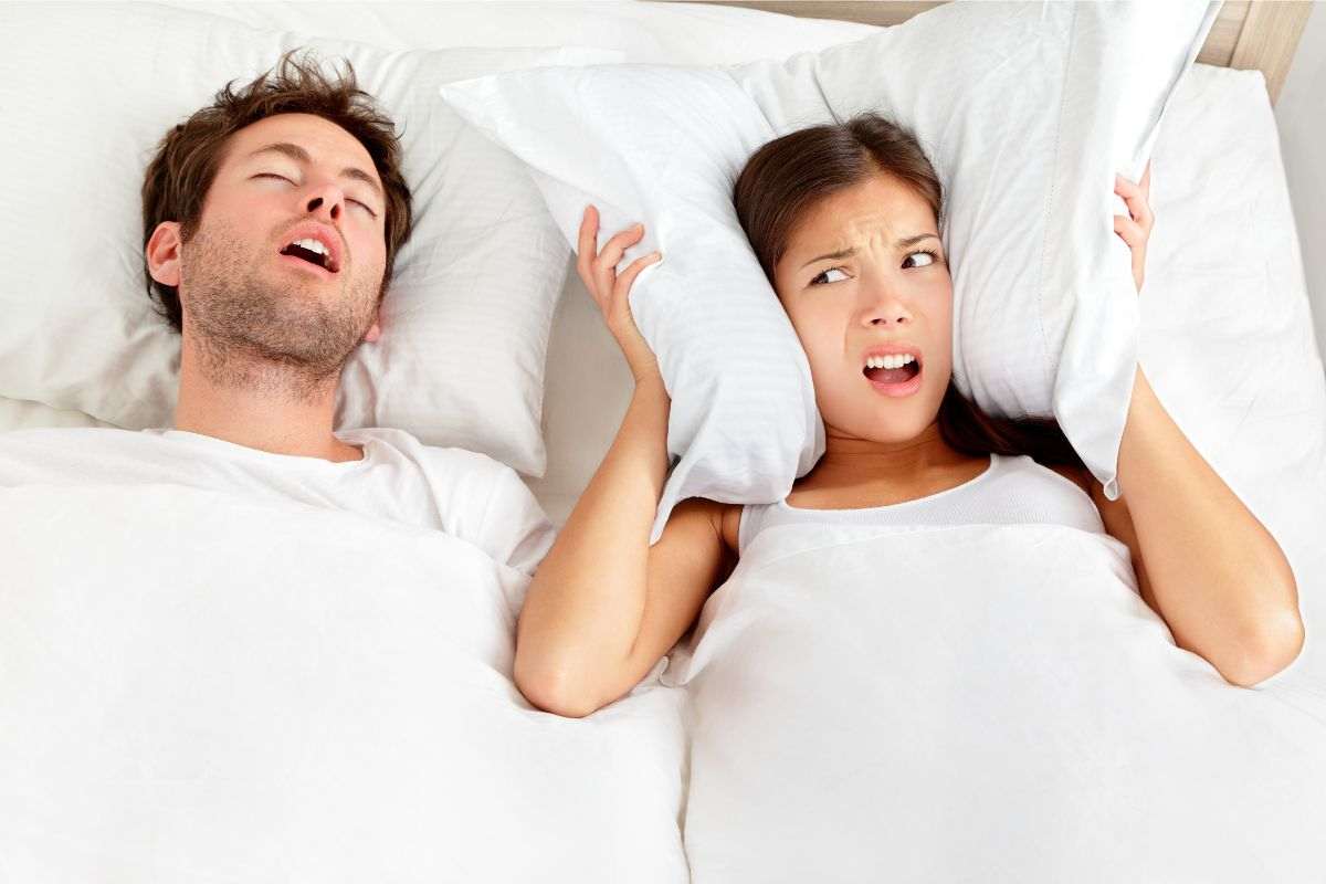 dormir pareja descansar sueño novios cama descanso